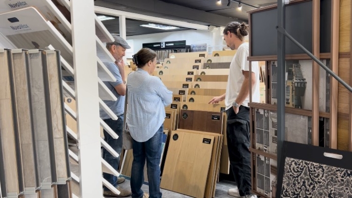 customers doing a flooring quiz to find the right floor for their home